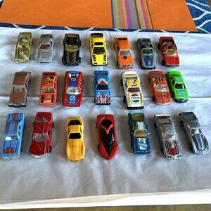 Lot of 20 Diecast/Plastic Vintage Cars Matchbox, Hot Wheels, Ertl, Yat Ming more